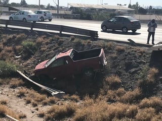 El accidente ocurrió en punto de las 10:00 de la mañana de este lunes sobre los carriles de circulación de Lerdo a Torreón, a la altura del puente del canal Sacramento.
(EL SIGLO DE TORREÓN)