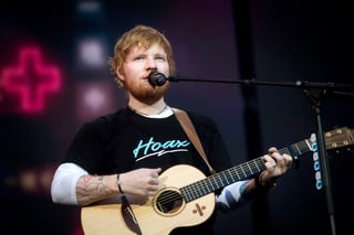 El cantante británico Ed Sheeran venderá una de sus pinturas de arte abstracto en una subasta organizada para recaudar fondos destinados a niños y jóvenes vulnerables. (ARCHIVO) 
