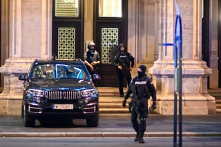 Dos personas han muerto y otras quince han resultado heridas en una serie de ataques con ametralladoras que comenzaron cerca de una sinagoga en el centro de Viena y fueron ejecutadas al menos por dos terroristas, de los que uno fue abatido y otro sigue a la fuga. (EFE)