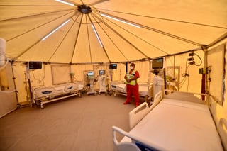 El Hospital Móvil se instaló a un costado del Hospital General de Torreón para apoyar con la atención de pacientes en recuperación. (ÉRICK SOTOMAYOR)