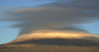 A través de redes sociales, Protección Civil de Puebla compartió imágenes del volcán y la nube que lo cubrió durante este martes (ESPECIAL)