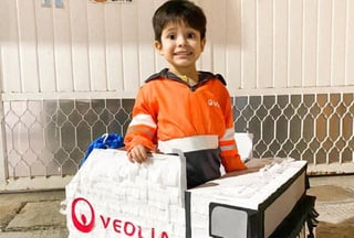 El niño lució feliz en las fotografías su uniforme de recolector de basura y el pequeño camión casero (CAPTURA) 