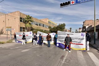 Personal de salud del Hospital Universitario (HU) de Torreón se manifestó esta tarde sobre la avenida Juárez para exigir mayor protección personal a las y los trabajadores que laboran en esta institución. (ERICK SOTOMAYOR)