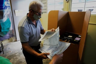 Los colegios electorales en Puerto Rico cerraron este martes tras ocho horas en una jornada de votaciones generales marcada por las largas filas en la puerta de los centros para sufragar que continuaban al momento de concluir el tiempo definido por las autoridades. (ARCHIVO)
