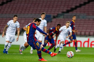 Lionel Messi marcó de penal el primer gol del Barcelona, en la victoria 2-1 sobre Dynamo de Kiev. (AP)