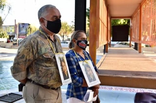 En el aniversario 16 de la desaparición de 'Fanny', sus padres, los activistas Silvia Ortiz y Óscar Sánchez, realizaron un pronunciamiento en la Alameda de Torreón. (ERICK SOTOMAYOR)