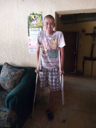 El joven Brandon Erubiel vive en el ejido Transporte en Gómez Palacio junto a su madre Esther Elena Sosa. A su corta edad ya le fue amputada una pierna por un tipo de cáncer en los huesos.