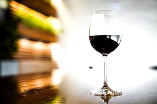 Las manchas de vino pueden ser un problema grave, nada discretas y que al intentar eliminarlas puede dañar la superficie que estás tallando. (ESPECIAL)