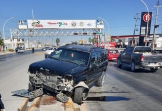 Una mujer que perdió el control de la camioneta que conducía, derribó un semáforo a la altura de la colonia Casa Blanca de la ciudad de Gómez Palacio. (EL SIGLO DE TORREÓN)