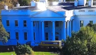 El pasado viernes por la tarde fue captado al exterior de la Casa Blanca un camión de mudanza a poco menos de 72 horas después de la jornada electoral en los Estados Unidos. (Especial) 