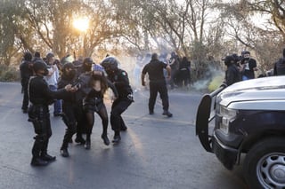 Los manifestantes fueron violentamente desalojas, golpeadas y detenidas por policías municipales. (CORTESÍA) 