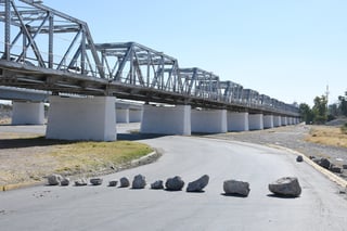 Solamente fueron cerrados los accesos en la parte baja del Puente Plateado y el Puente Solidaridad, con dirección a Torreón y GP. (FERNANDO COMPEÁN)