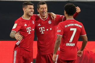 Robert Lewandowski (c) metió un gol y puso el pase para otro, en la victoria del Bayern Múnich 3-2 sobre Borussia Dortmund.