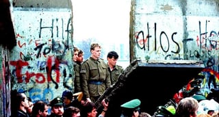 La caída del Muro de Berlín significó el cambio de la historia del mundo desde hace 31 años, pero no ha llegado la etapa de paz ni prosperidad esperada. (ESPECIAL)