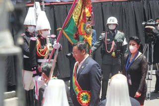 El principal grupo de oposición en el Parlamento boliviano, Comunidad Ciudadana (CC) del expresidente Carlos Mesa, protagonizó este domingo una protesta en la investidura de Luis Arce (i) como presidente de Bolivia. (EFE) 
