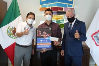 El Instituto Municipal del Deporte, bajo la anuencia del Ayuntamiento de Torreón, entregó un galardón al boxeador lagunero Eliot Chávez, en reconocimiento la reciente obtención del campeonato mundial juvenil de peso Pluma, avalado por el Consejo Mundial de Boxeo. (AARÓN ARGUIJO)