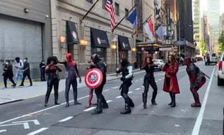 Los “Vengadores” irrumpieron en las calles de Nueva York para tratar de salvar EUA, en caso de que Donald Trump  hubiese ganado las elecciones. (Especial) 