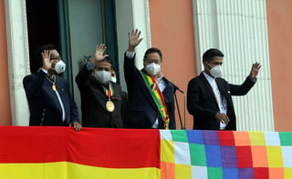 El nuevo presidente de Bolivia, Luis Arce (2d), y su vicepresidente, David Choquehuanca (2i), salen al balcón del Palacio de Gobierno junto a Andrónico Rodríguez (d), presidente del Senado boliviano, y el presidente de diputados, Freddy Mamani. (EFE) 