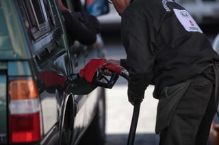 En abril de este año, el precio más bajo era de 13.79 pesos por litro en algunas estaciones de servicio, mientras que en la actualidad se mantiene en un rango de 19.85 a 16.09. (ARCHIVO)