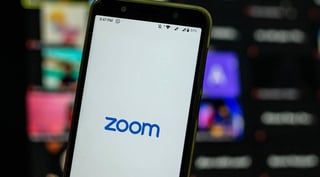 Reguladores en Estados Unidos pidieron a Zoom aumentar su seguridad como parte de un posible acuerdo por acusaciones de que el servicio de videollamadas engañó a los usuarios sobre su nivel de seguridad para reuniones virtuales. (ARCHIVO) 