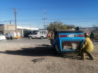Personal de Bomberos y Protección Civil Municipal colocó el vehículo nuevamente sobre sus cuatro ruedas. (EL SIGLO DE TORREÓN)