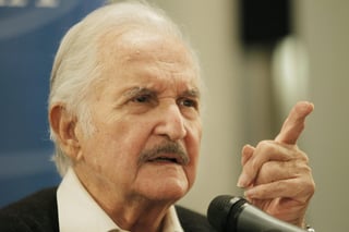 Carlos Fuentes, figura fundamental de las letras hispanoamericanas, autor de obras como La muerte de Artemio Cruz y Aura, nació hace 92 años. (ARCHIVO)