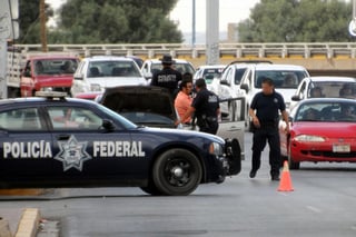 Personal de la Policía Federal Ministerial (PFM) detuvo a un hombre a la altura del kilómetro 205, carretera Torreón- Saltillo número 40, en la ciudad de San Pedro de las Colonias, Coahuila en donde aseguraron seis mil piezas del estupefaciente conocido como Fentanil.(EL SIGLO COAHUILA)