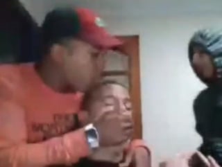 Un video, el cual se ha vuelto viral, muestra el momento en que un grupo de asaltantes amaga a un profesor brasileño y a su hija embarazada. Todo sucede mientras el profesor da clase en Zoom. (Especial) 