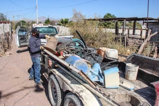 Personal de Salud Municipal de Lerdo acudió a Villa Juárez y Nazareno para retirar en total ocho toneladas de cacharros.
