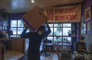 El aroma de chuletas de cerdo, jalapeños y cactus a la brasa llena la cocina de este restaurante del sur del Bronx. Detrás de la puerta, en un cartel rojo, se lee: “no deportaciones”.
(AP)