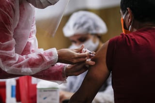 Tras la llegada a México de 7 mil unidades de vacuna contra COVID-19 del laboratorio CanSino Biologics , las autoridades de salud autorizaron que en el estado de Coahuila se apliquen mil quinientas. (ARCHIVO)