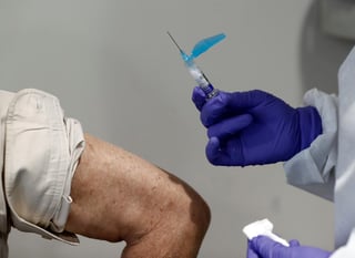 AstraZeneca cerró acuerdos para suministrar más de 200 millones de dosis de su vacuna candidata contra el coronavirus SARS-CoV-2 a seis países de América Latina. (ARCHIVO)