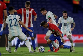 Messi batalló ante la marcación de los guaraníes, quienes lo dejaron hacer poco en el ríspido encuentro. (EFE)
