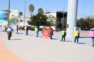 Integrantes de Antorcha Campesina se plantaron pacíficamente ayer en la explanada de la Plaza. (FERNANDO COMPEÁN)