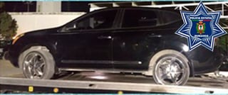 Los agentes estatales se detuvieron para investigar la camioneta Nissan Rogue color negro. (EL SIGLO DE TORREÓN)