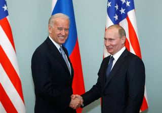 El presidente electo Joe Biden (i) durante una visita a Rusia cuando era vicepresidente durante la administración de Obama. (ARCHIVO) 
