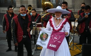 Desde las 07:00 de la mañana, mujeres del grupo autodenominado “Las Adelitas de López Obrador”, llegaron a la calle de Moneda, donde se localiza uno de los accesos a Palacio Nacional para festejar al titular del Ejecutivo federal.
(EL UNIVERSAL)