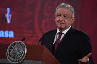 López Obrador respondió al escritor Juan Villoro que no pierde el tiempo al criticar a periodistas o medios de información, porque si no lo hace quedará en estado de 'indefensión'. (EL UNIVERSAL)