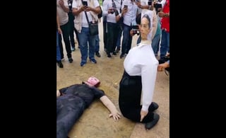 Un par de muñecos con la foto del gobernador de Quintana Roo, Carlos Joaquín González, y del exsecretario estatal de Seguridad Pública, Alberto Capella Ibarra, fueron quemados al pie del Palacio de Gobierno como parte de una serie de protestas realizadas en Chetumal. (ESPECIAL)