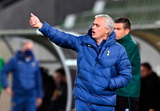 José Mourinho, técnico del Tottenham, fue puesto a prueba un año, mientras que su equipo fue multado con 25,000 euros. (EFE)