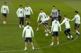 La selección española durante un entrenamiento ayer, en su preparación para medirse a Suiza. (EFE)