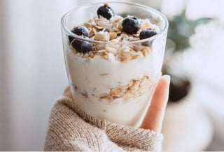 El yogur natural es una fuente rica en probióticos, es decir, bacterias saludables que mejoran el funcionamiento del intestino. (AGENCIAS) 