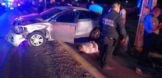 El automóvil es un Chevrolet Cavalier modelo 2018, que quedó prácticamente destrozado y en el interior se localizaron a dos hombres de 26 y 57 años de edad, originarios de Torreón. (EL SIGLO DE TORREÓN)