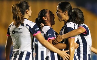 Las Rayadas de Monterrey hicieron la maldad y le quitaron lo invicto a las Tigres en el Clásico Regio de la Liga MX Femenil al derrotarlas 2-1. (CORTESÍA)