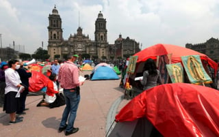 Luego de casi dos meses de estar acampanado en el Zócalo de la Ciudad de México, el Frente Nacional Anti-AMLO (FRENAAA) decidió la noche de este sábado levantar 'provisionalmente' su campamento. (ARCHIVO)