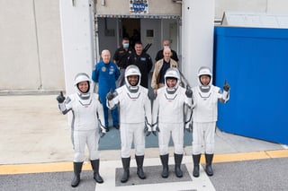 Los astronautas están desde hace días en el Centro Espacial Kennedy y el jueves subieron a la nave para una serie de pruebas. (AP) 
