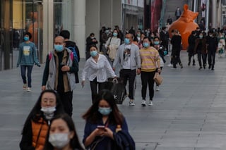 La Comisión Nacional de Sanidad de China informó hoy de que el país asiático diagnosticó 8 nuevos positivos del coronavirus SARS-CoV-2 a viajeros procedentes del extranjero, lo que supone el tercer día consecutivo de descenso de este tipo de casos. (ARCHIVO)