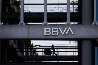 Las entidades españolas BBVA y Banco Sabadell mantienen contactos preliminares para una posible fusión, que daría lugar a un grupo con más de 950,000 millones de euros en activos y un tamaño en España muy similar al que tendría la recientemente aprobada unión de CaixaBank y Bankia.
(ARCHIVO)