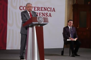El presidente Andrés Manuel López Obrador destacó que en su gobierno se abren espacios de participación para las mujeres no por cuota sino porque se ha demostrado que como servidoras públicas son eficaces, responsables y honestas.
(EL UNIVERSAL)