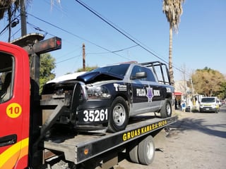 Un vehículo particular que no respetó una señal de alto, se impactó contra una patrulla de la Dirección de Seguridad Pública de Torreón, dos elementos de la corporación resultaron lesionados en los hechos. (EL SIGLO DE TORREÓN)